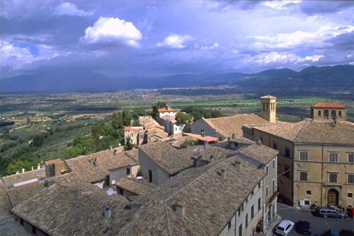 L'Arco Romanico Montefalco Exteriör bild